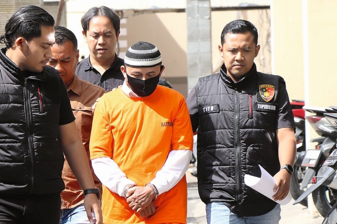 Kades Kradinan nonaktif Eko Sujarwo saat dihadirkan di rilis pers Polres Tulungagung. (YOGA DD/RADAR TULUNGAGUNG)