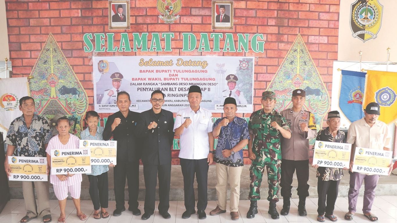 Bupati Tulungagung Gatut Sunu Wibowo bersama Kepala Desa Suwito serta penerima BLT foto bersama  di Balai Desa Ringinpitu.