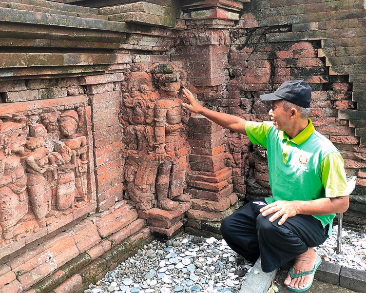 Jupel situs Candi Penampihan  menunjukkan bagian atap tempat prasasti yang rusak beberapa waktu lalu.