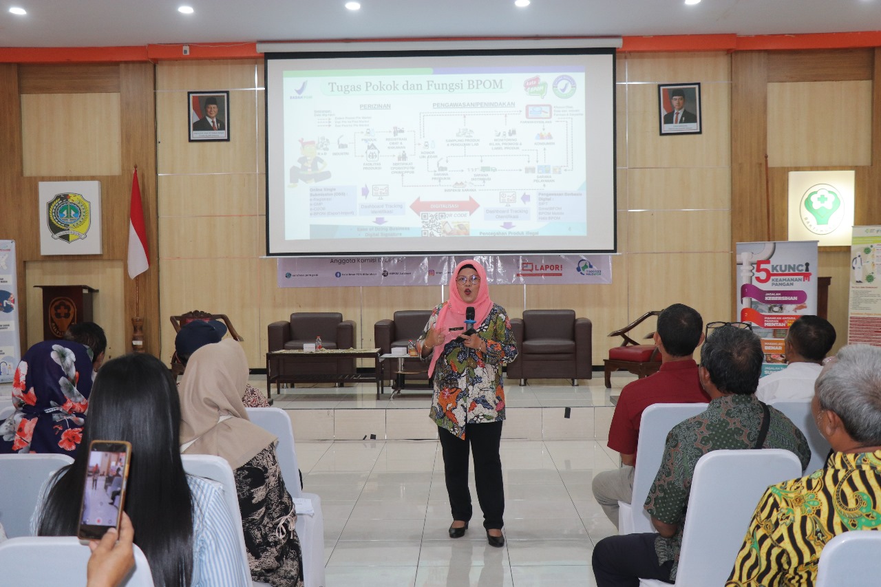 Perwakilan BPOM Surabaya memberikan materi sosialisasi. (YOGA DD/RADAR TULUNGAGUNG)