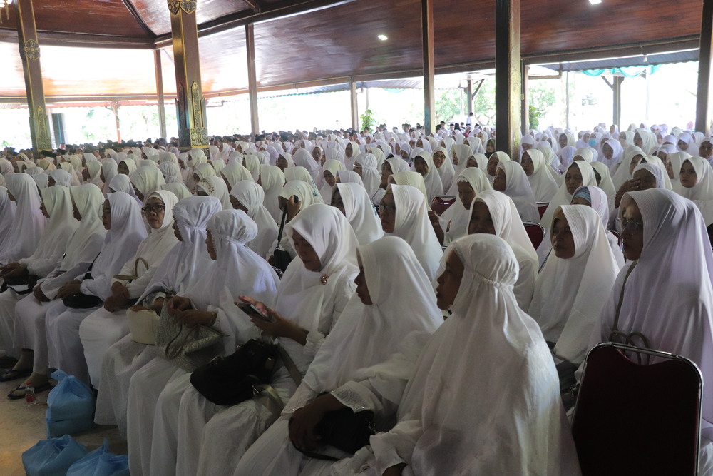 Jemaah calon haji Tulungagung saat mengikuti acara pelepasan oleh pimpinan daerah di Pendapa Kongas Arum Kusumaning Bangsa, Rabu (23/4/2025).