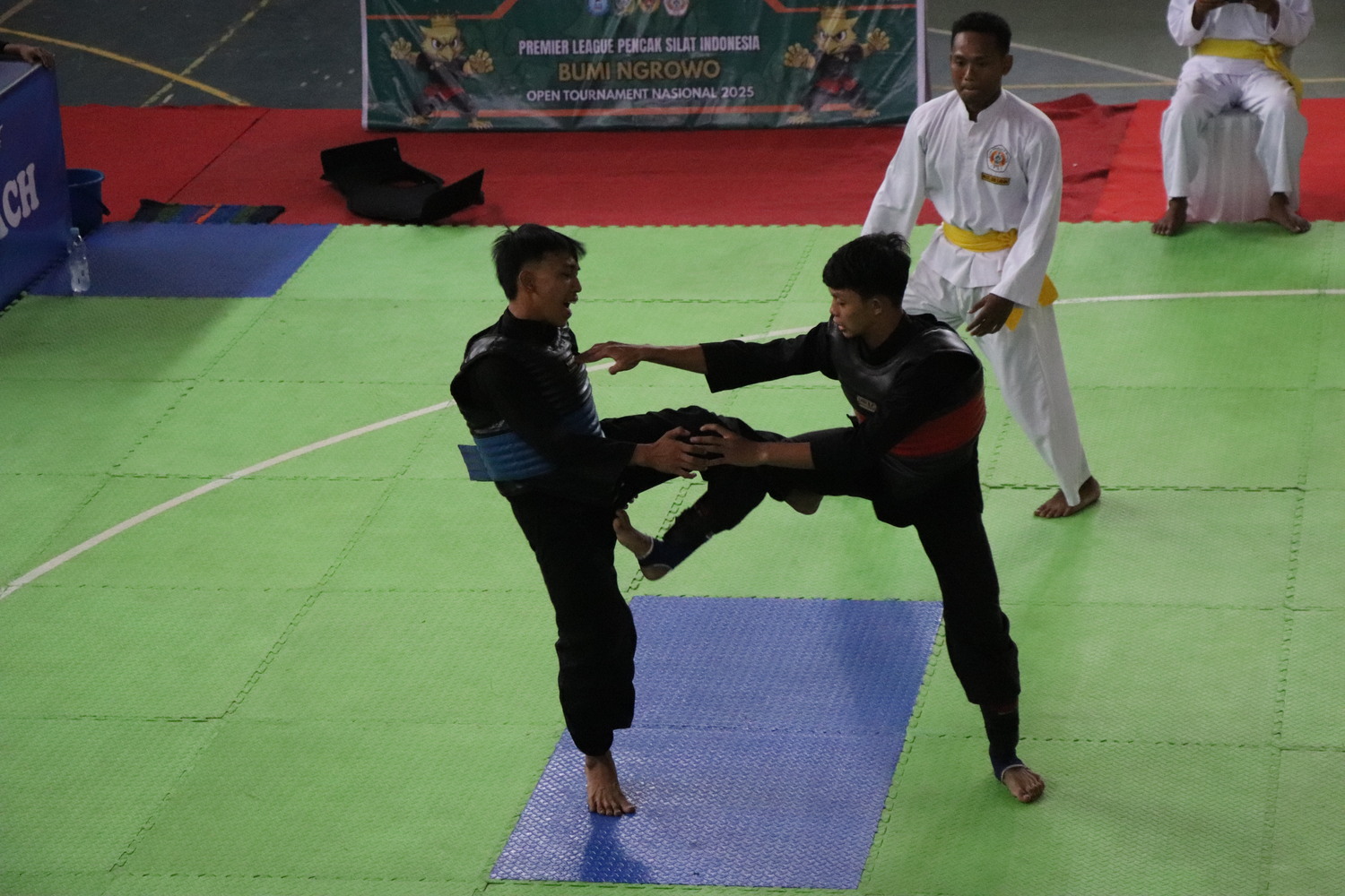 Dua atlet pencak silat bertanding di ajang kejuaraan yang digelar di GOR Lembu Peteng beberapa waktu lalu.