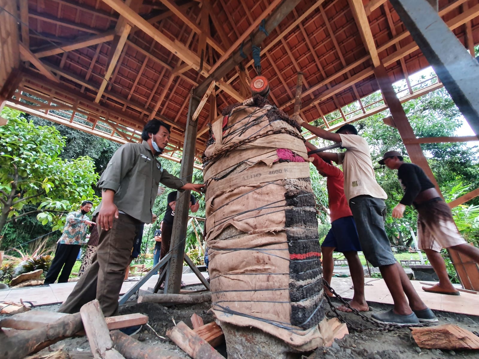 Proses pemindahan Prasasti Kamulan ke Pendapa Manggala Praja Nugraha Trenggalek pada 2021 lalu. (DOK RADAR TULUNGAGUNG)