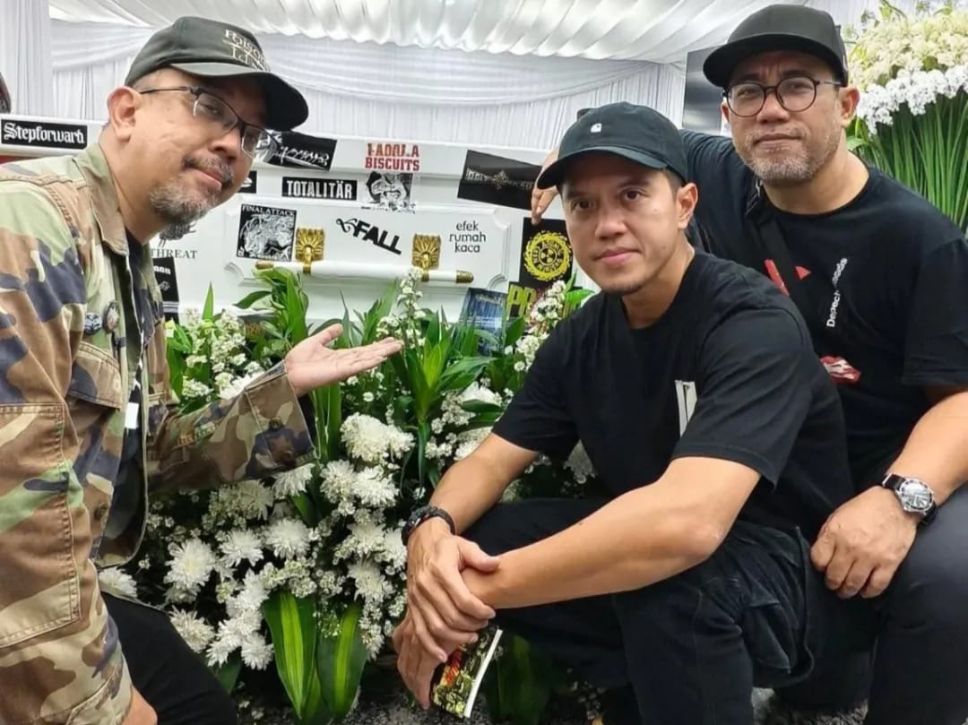Para personel band Seringai berfoto dengan mendiang gitarisnya Ricky Siahaan dengan dipenuhi&nbsp;sticker&nbsp;band.(instagram.com/seringai_official)