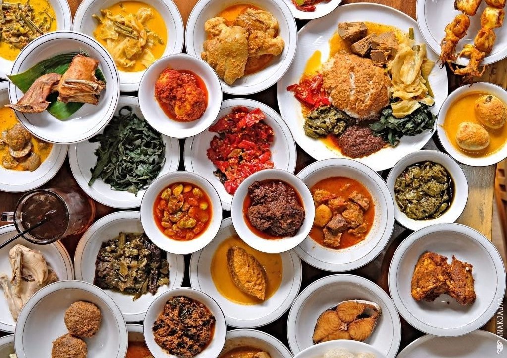 Tumpukan lauk pelengkap Nasi Padang. (PINTEREST)
