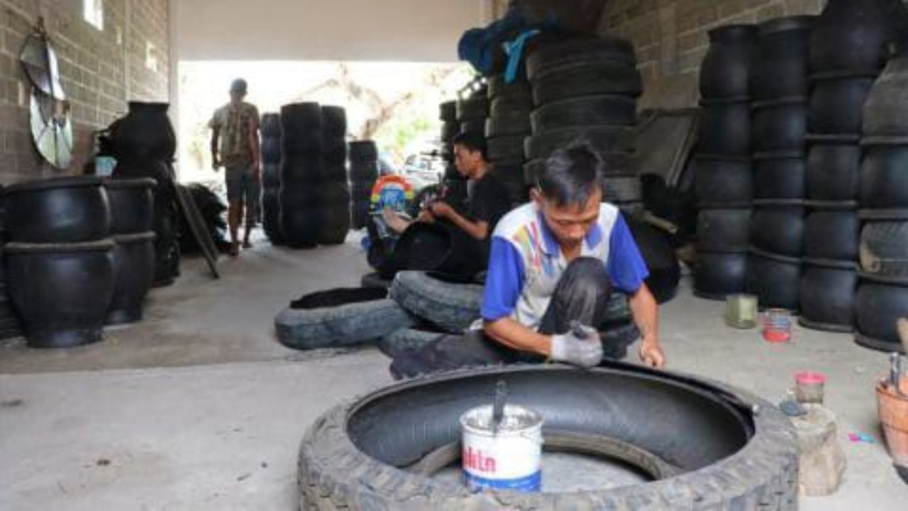 Ban bekas diolah menjadi tempat sampah oleh warga Desa Serut. (ISTIMEWA)