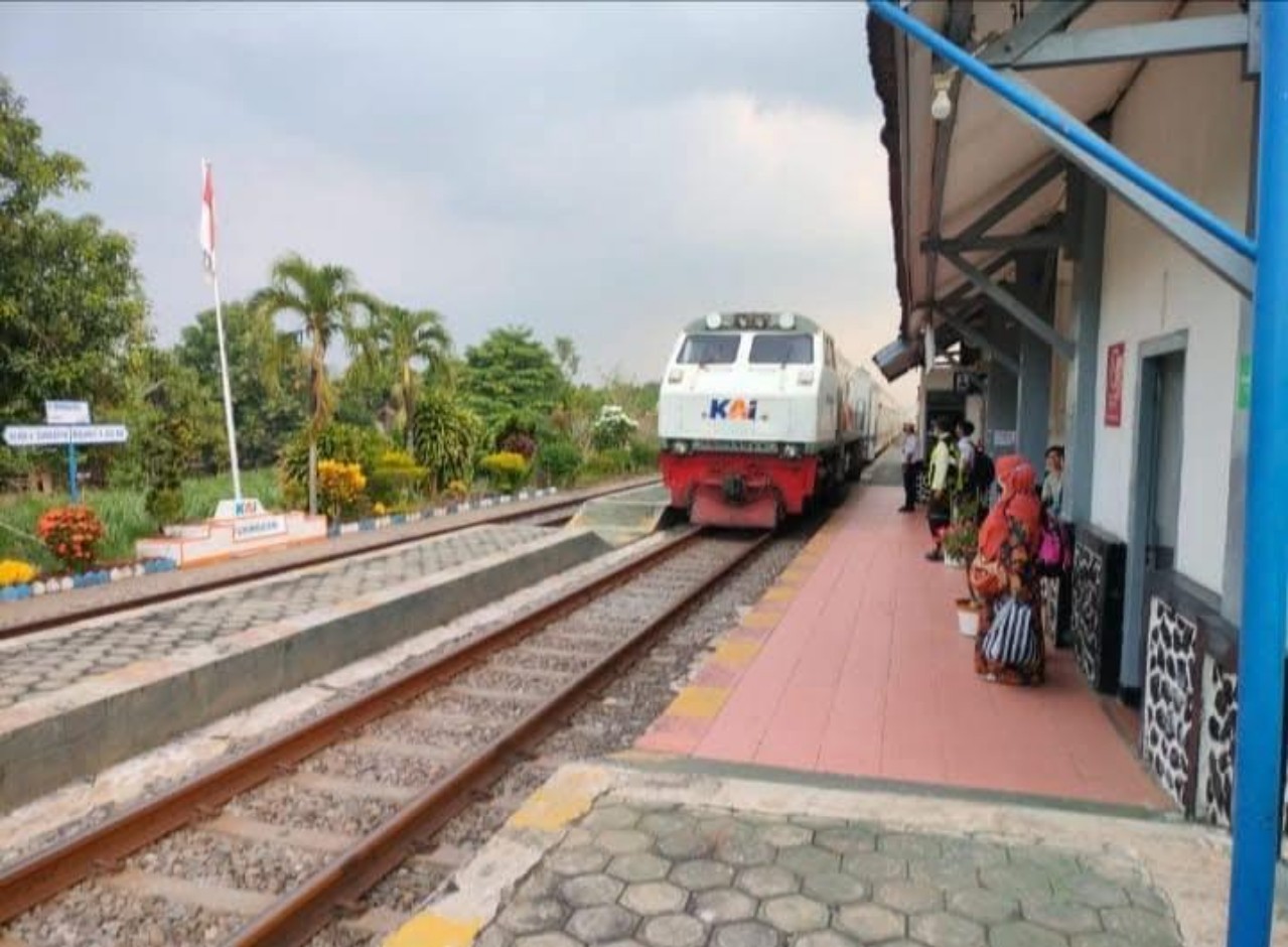Commuter Line Dhoho berhenti di Stasiun Purwoasri. (FACEBOOK RIYAN ADITYA)