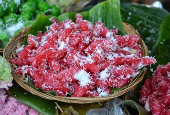 Mengenal jajanan cenil, si manis bertabur parutan kelapa