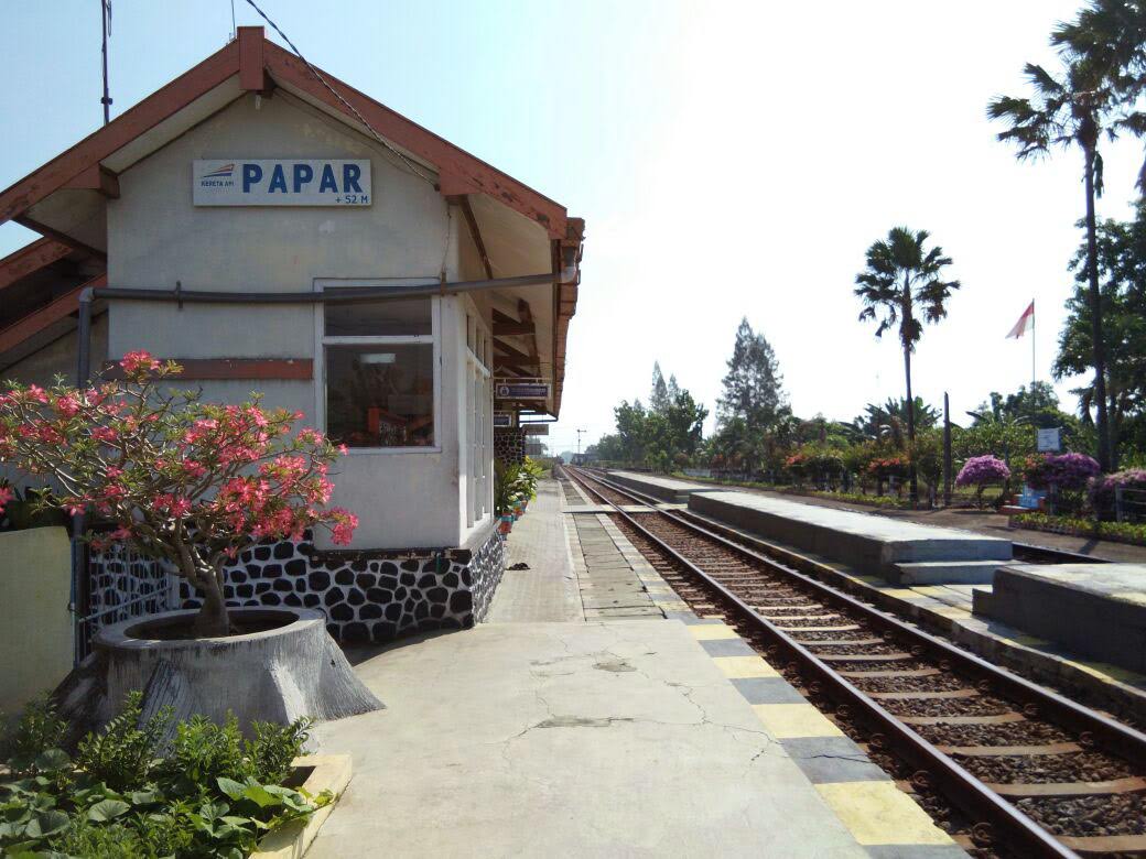 Stasiun Papar masih aktif melayani penumpang kereta api di Kabupaten Kediri. (KEKUKANAAN.BLOGSPOT.COM)
