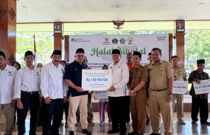 Kepala BPJS Ketenagakerjaan Blitar, Eris Aprianto (baju hitam) menyerahkan bantuan JKM sebesar Rp 1,8 M secara simbolis kepada Pemkab Blitar di Pendopo Ronggo Hadinegoro.