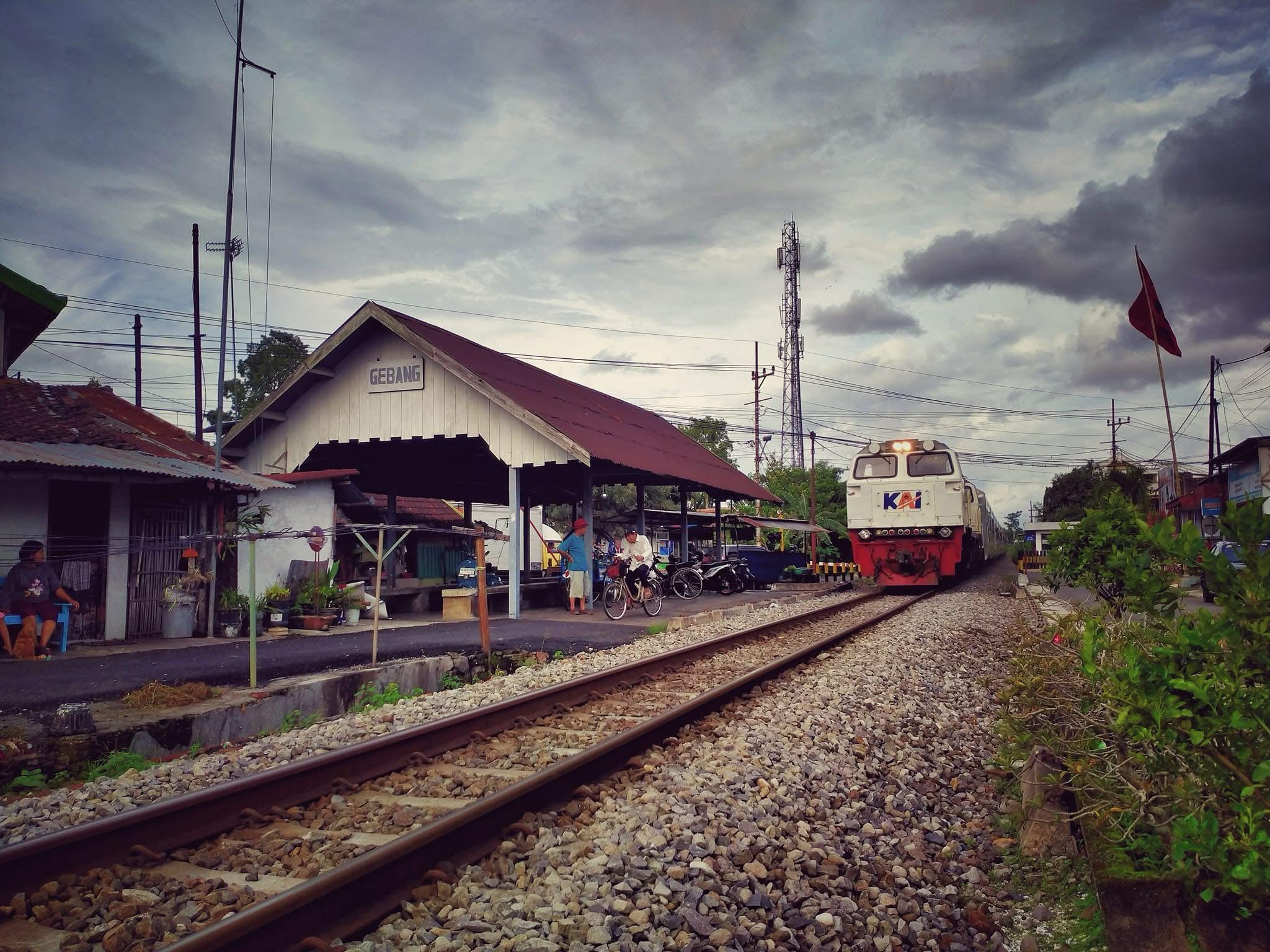 Sebuah rangkaian kereta melintasi Halte Gebang di Kota Blitar. (FACEBOOK ARIES JOG)