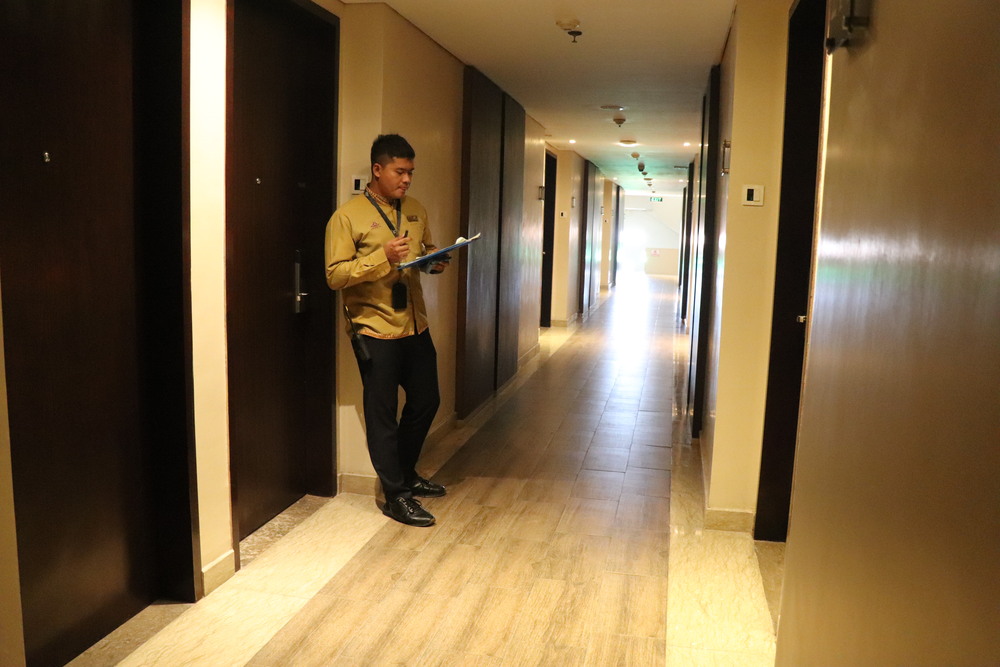 Karyawan Crown Victoria Hotel melakukan tugas pengecekan.
