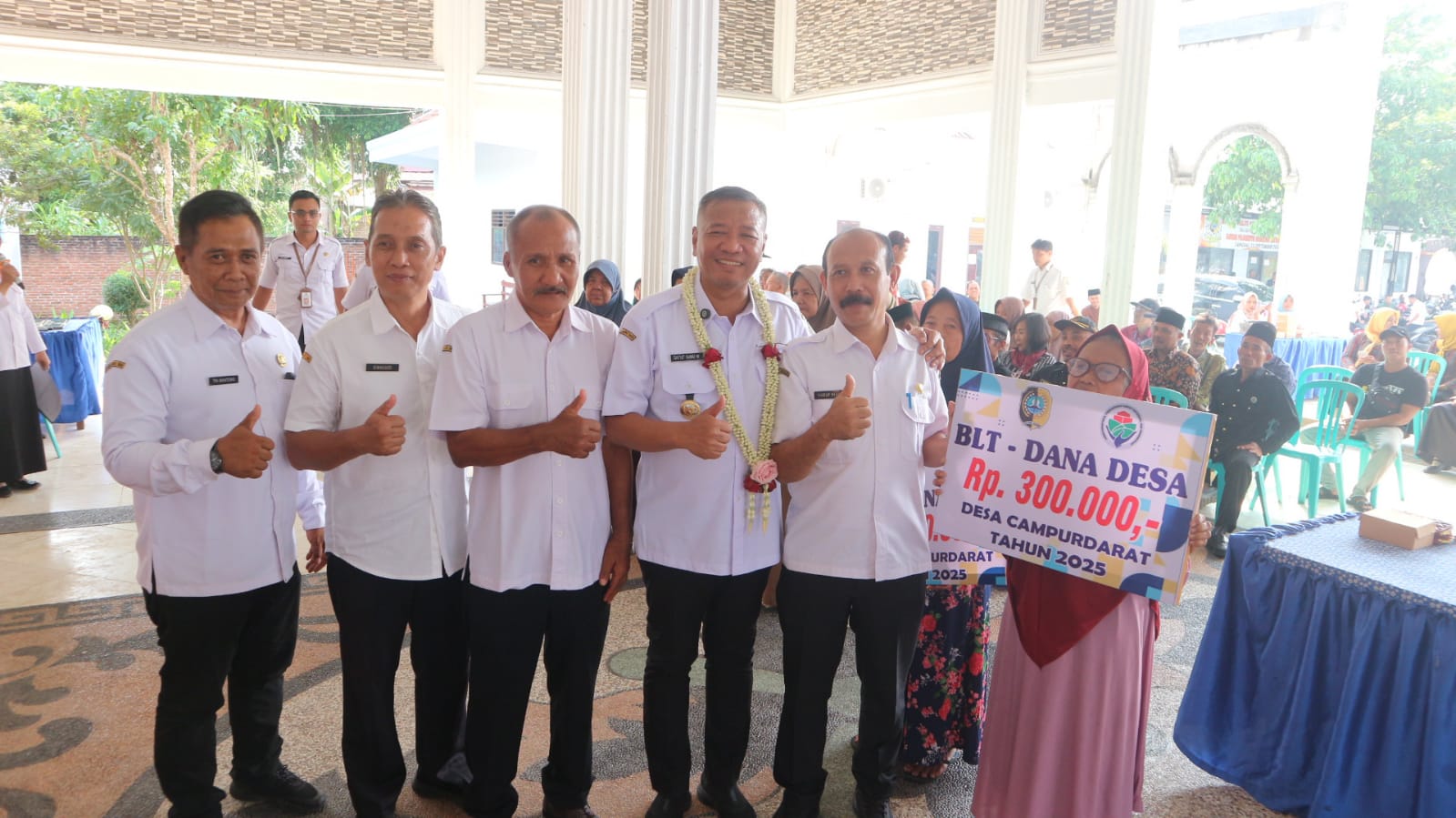 Bupati Tulungagung Gatut Sunu Wibowo dan Kades Campurdarat menyerahkan BLT. (RINTO WAHYU HIDAYAT/RADAR TULUNGAGUNG)