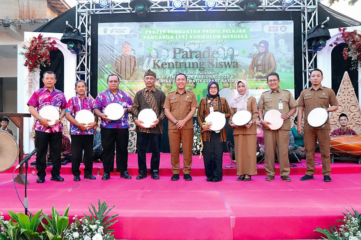 SMPN 1 Kedungwaru sukses gelar parade kentrung dan membuka galeri batik ciprat. (YOGA DD/RADAR TULUNGAGUNG)