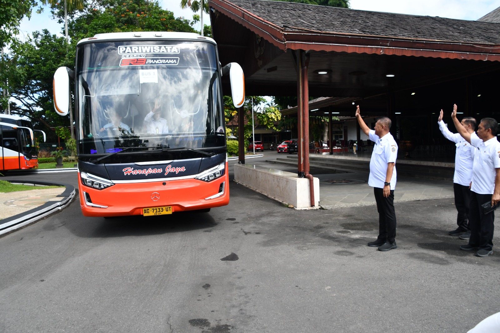 Bupati Tulungagung Gatut Sunu Wibowo melepas rombongan kades dan BPD di Pendapa Kongas Arum Kusumaning Bangsa, Rabu (30/4/2025).