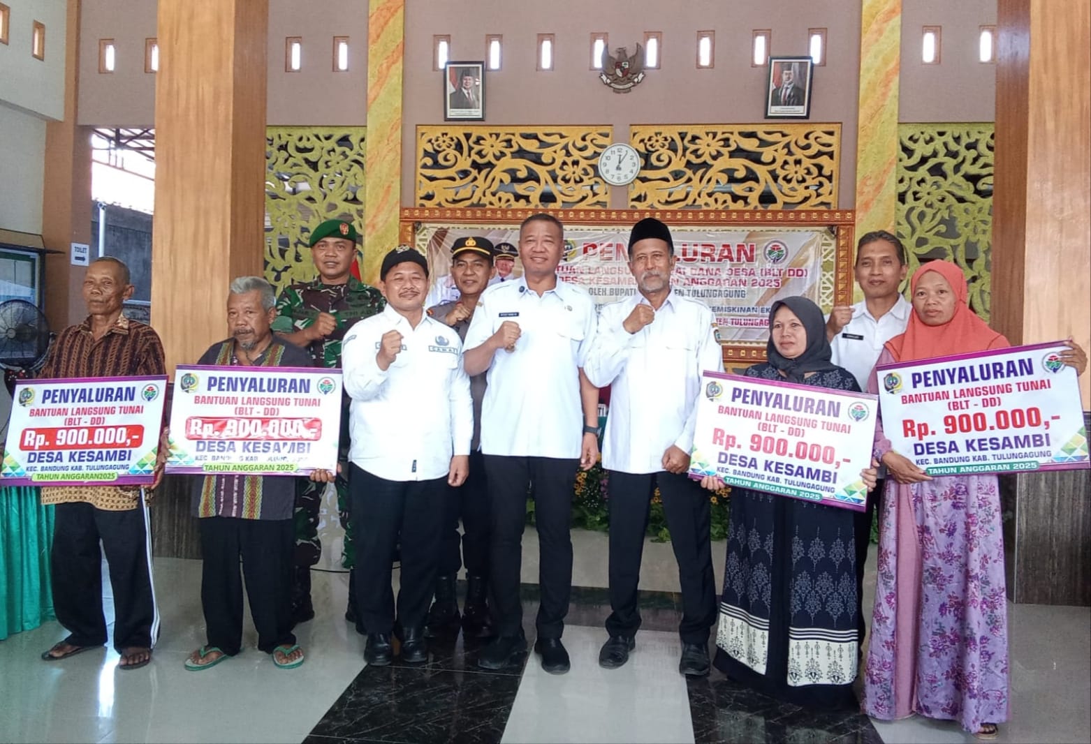 Bupati Tulungagung Gatut Sunu Wibowo menyerahkan BLT di Desa Kesambi, Kecamatan Bandung. (SANDY YUWANA/RADAR TULUNGAGUNG)