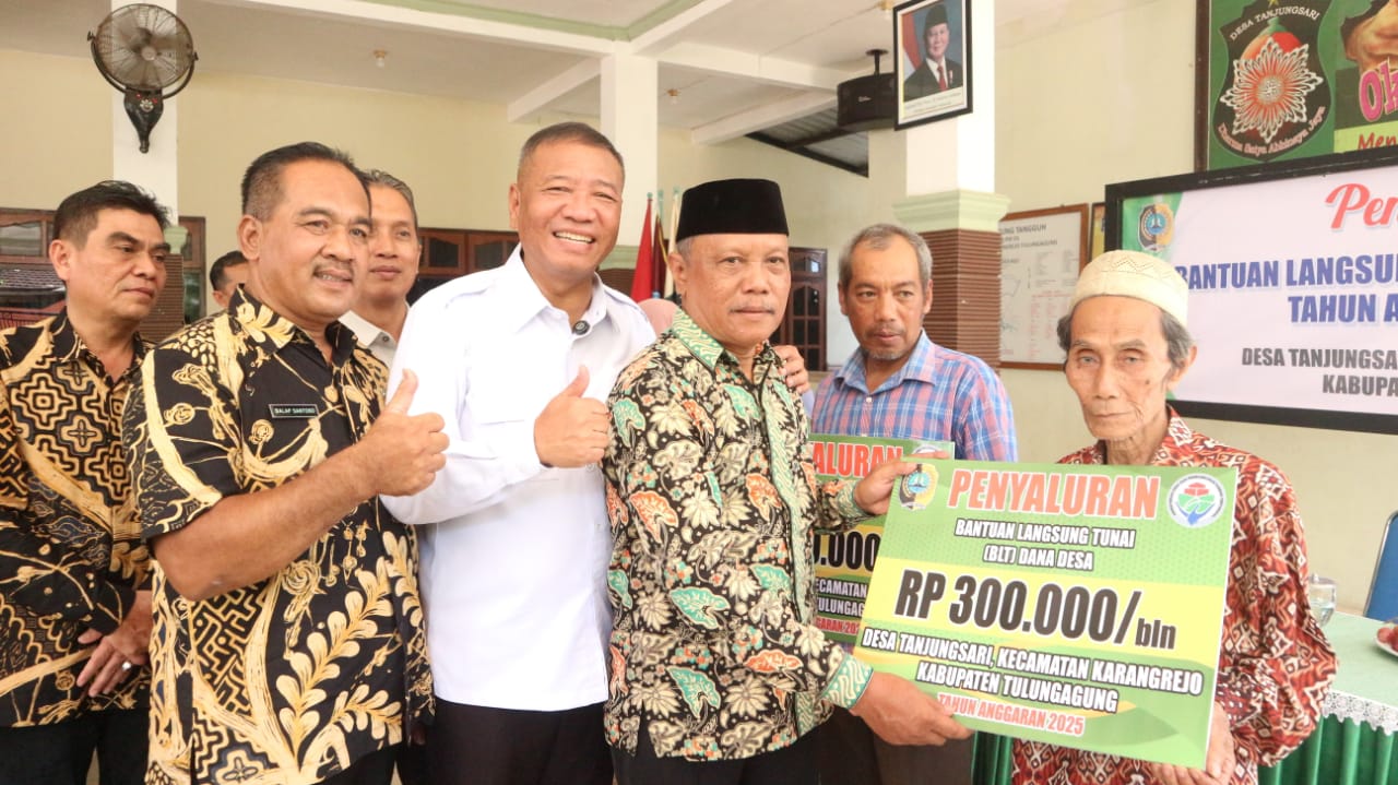 Kades Tanjungsari Balap Santoso didampingi Bupati Tulungagung menyerahkan BLT, Kamis (1/5). (RINTO WAHYU HIDAYAT/RADAR TULUNGAGUNG)