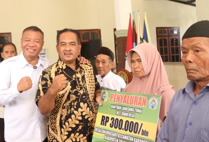 Bupati Tulungagung, Gatot Sunu Wibowo bersama Kepala Desa Tanjungsari, Balap Santoso, saat menyerahkan BLT ke warga