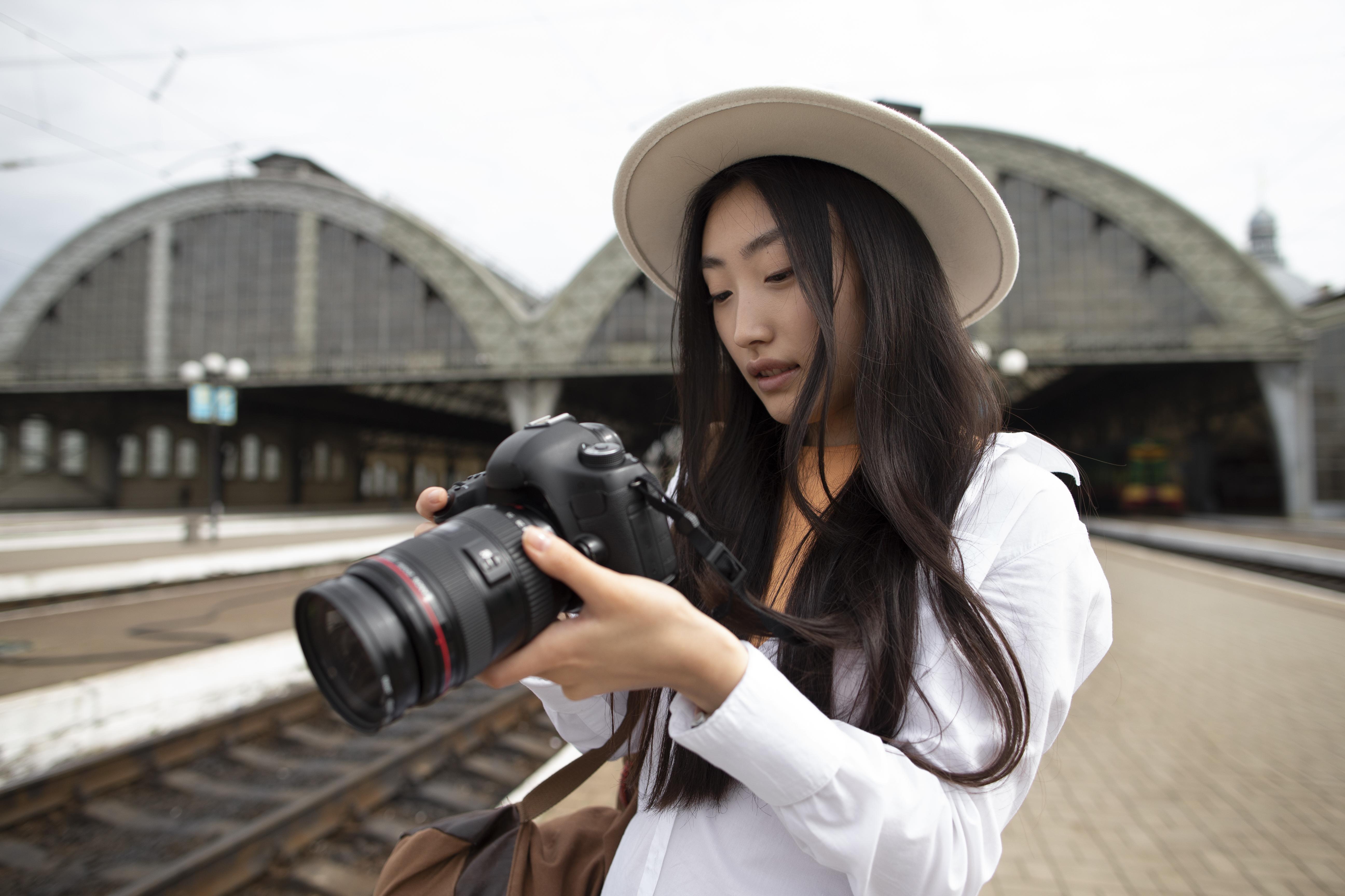 fotografer sedang melihat hasilnya (freepik)
