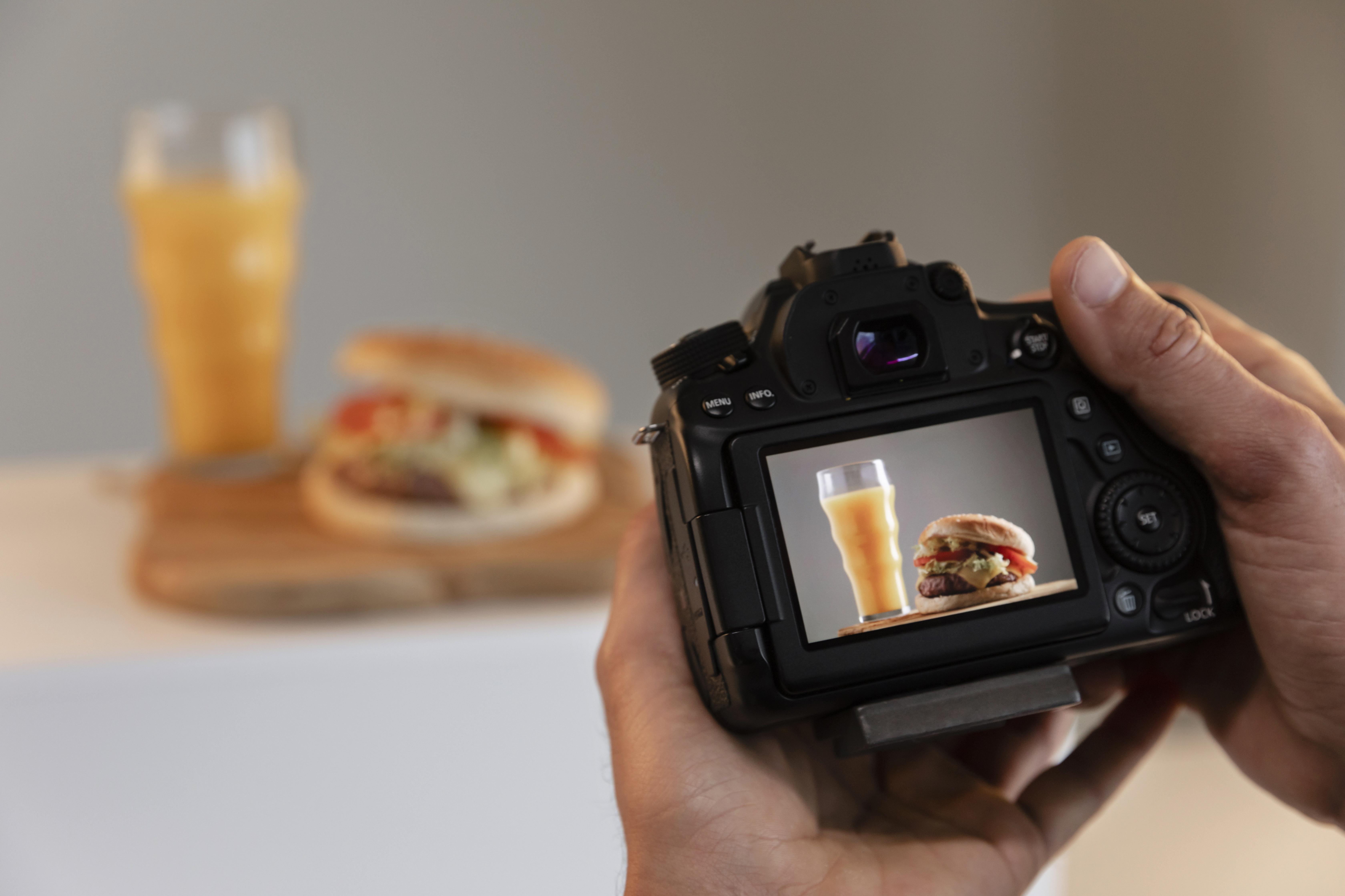 Seorang fotografer sedang memotret makanan dan minuman (freepik)