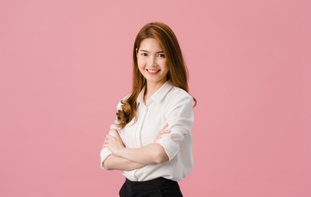 Wanita berkelas  perpaduan antara sikap, kecerdasan, dan cara membawa diri (@tirachardz freepik)