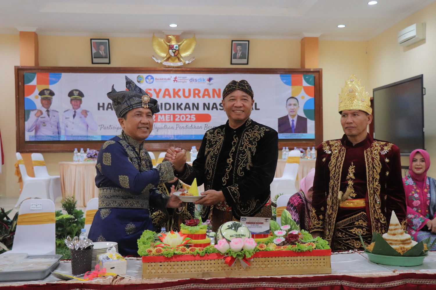 Bupati Tulungagung Gatut Sunu Wibowo didampingi Wabup Ahmad Baharudin menyerahkan potongan tumpeng pada Kepala Dinas Pendidikan Tulungagung Rahadi Puspita Bintara, Jumat (2/5/2025) pagi.