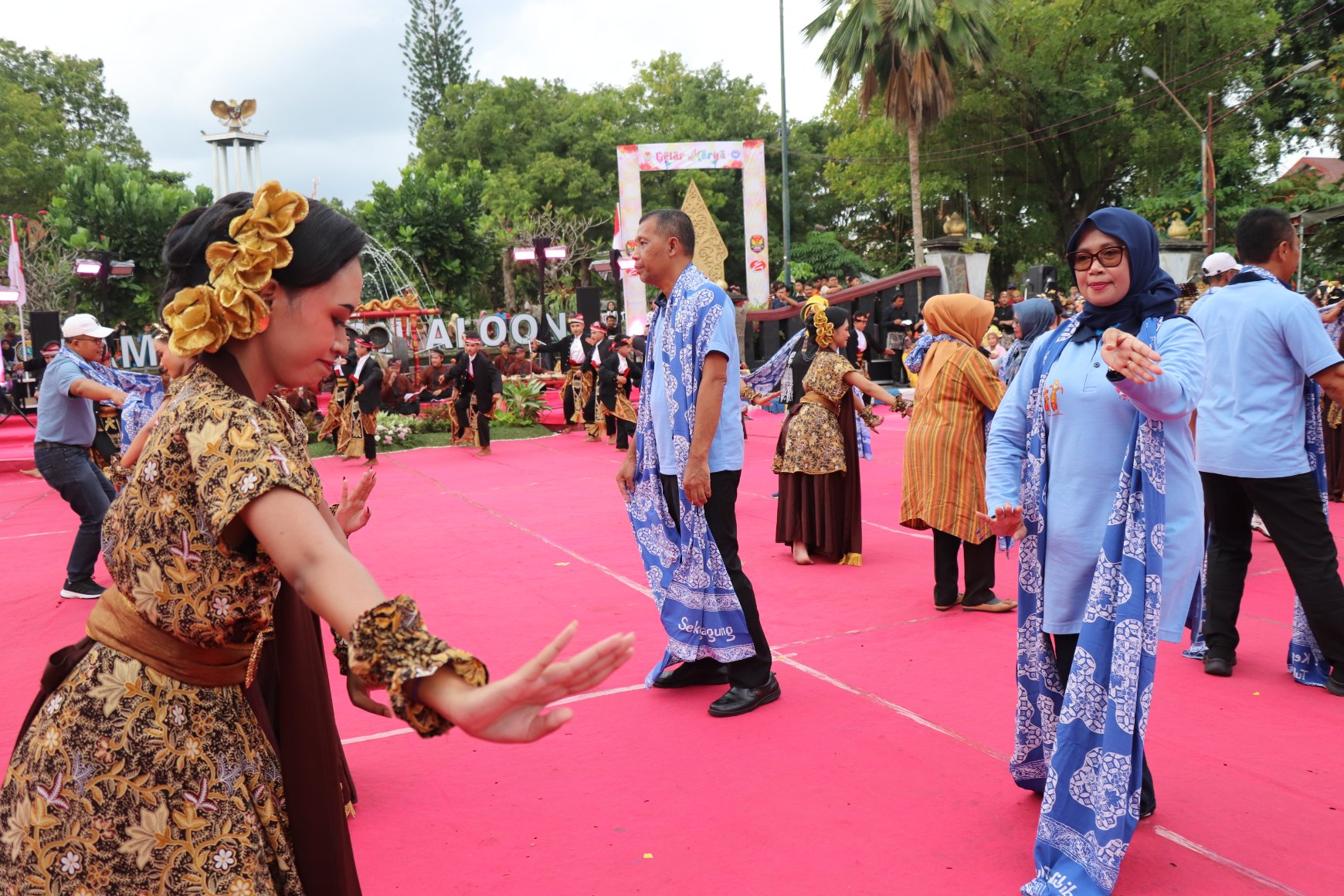 Kepala SMPN 2 Tulungagung Sri Wahyuni ikut menari di tengah kegiatan. (YOGA DD/RADAR TULUNGAGUNG)