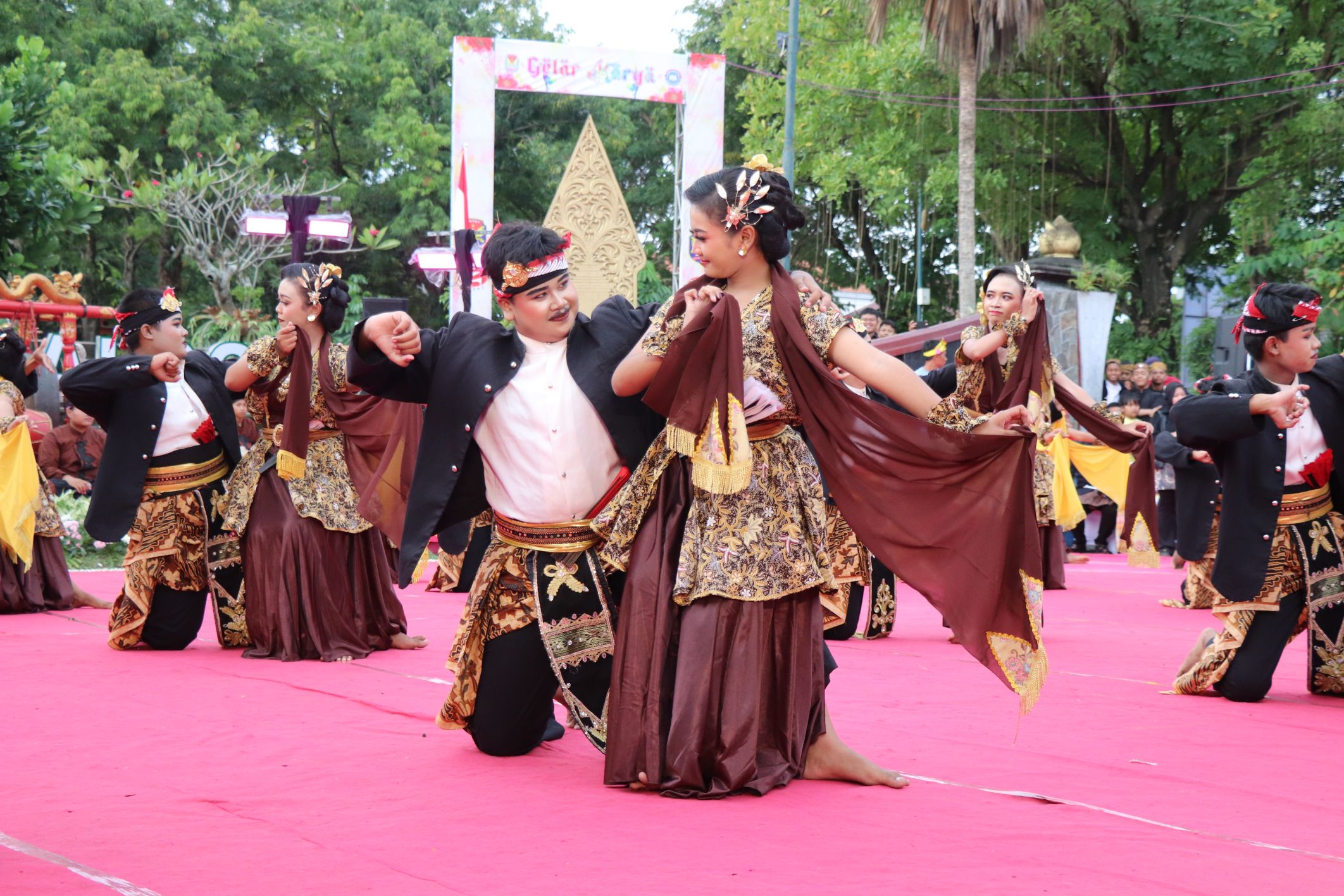 Siswa SMPN  Tulungagung menampilkan tari tradisional. (YOGA DD/RADAR TULUNGAGUNG)