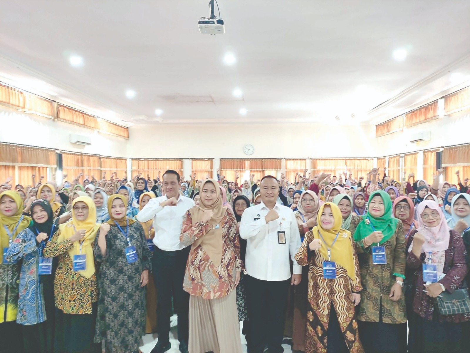 Para pemateri sosialisasi program MBG berfoto bersama para undangan.