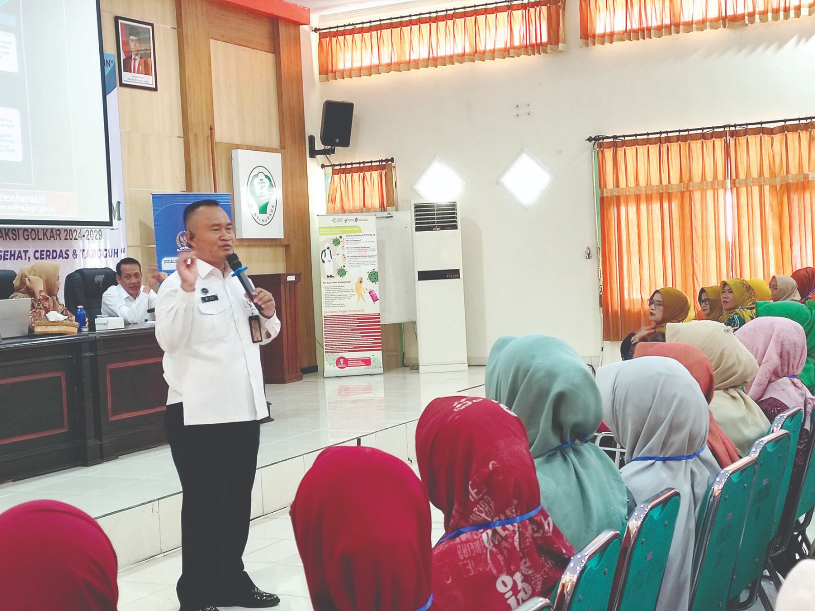 Staf Ahli Sesdeputi Bidang Prokerma Badan Gizi Nasional,  Cba R. Wira Manggala, sedang memaparkan materi terkait MBG di daerah Tulungagung.