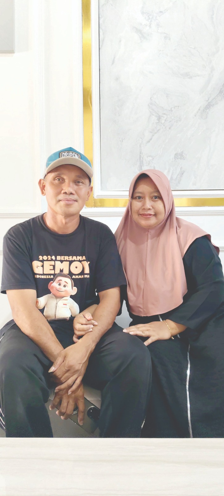 Zainal Fatah bersama sang istri tercinta.(DHIYAH AYU/RADAR TULUNGAGUNG)