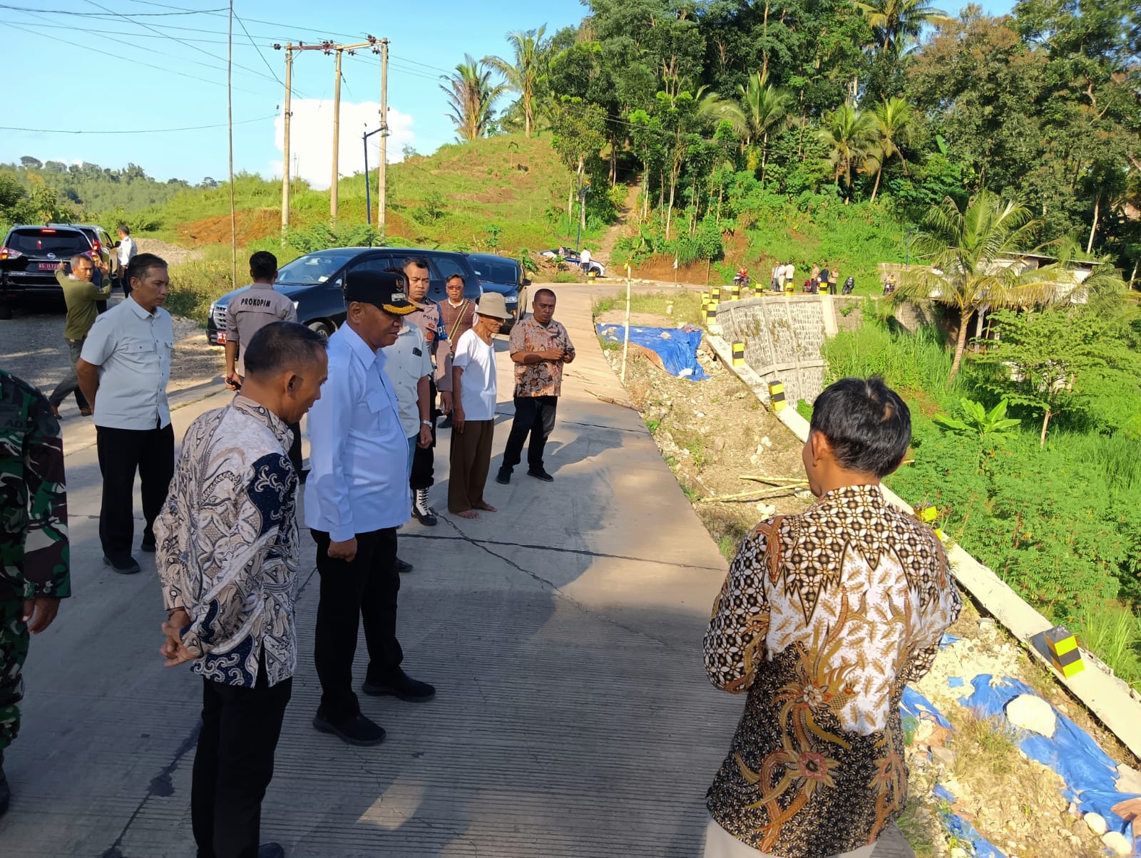 Bupati Tulungagung Gatut Sunu Wibowo meninjau jalan ambrol di Desa Samar, Kecamatan Pagerwojo.