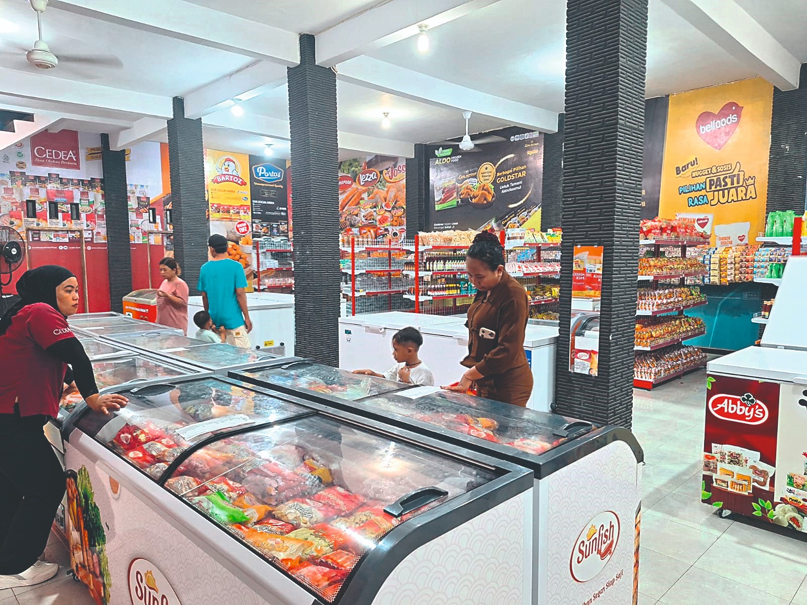 Pengunjung memilih aneka makanan frozen siap saji di Aldo Frozen, Desa Demuk, Kecamatan Ngunut, Tulungagung.
