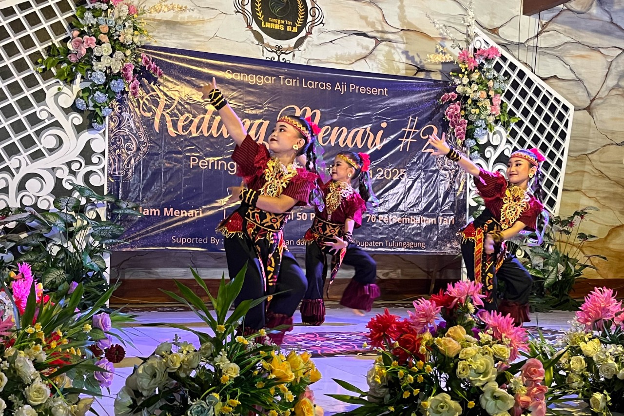 Tiga penari Sanggar Tari Laras Aji membawakan tarian tradisional. (BRILIAN UNTUK RADAR TULUNGAGUNG)
