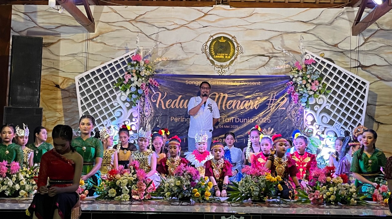 Seluruh penari Sanggar Tari Laras Aji berfoto bersama. (BRILIAN UNTUK RADAR TULUNGAGUNG)