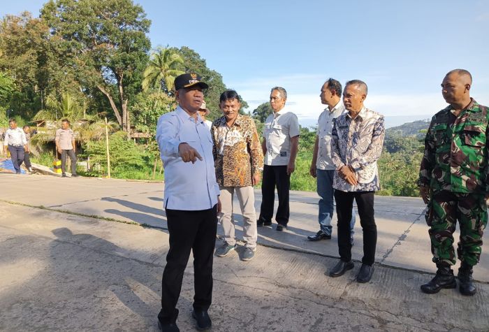 Bupati Tulungagung Gatut Sunu Wibowo tinjau langsung kerusakan jalan di Desa Samar Pagerwojo Tulungagung