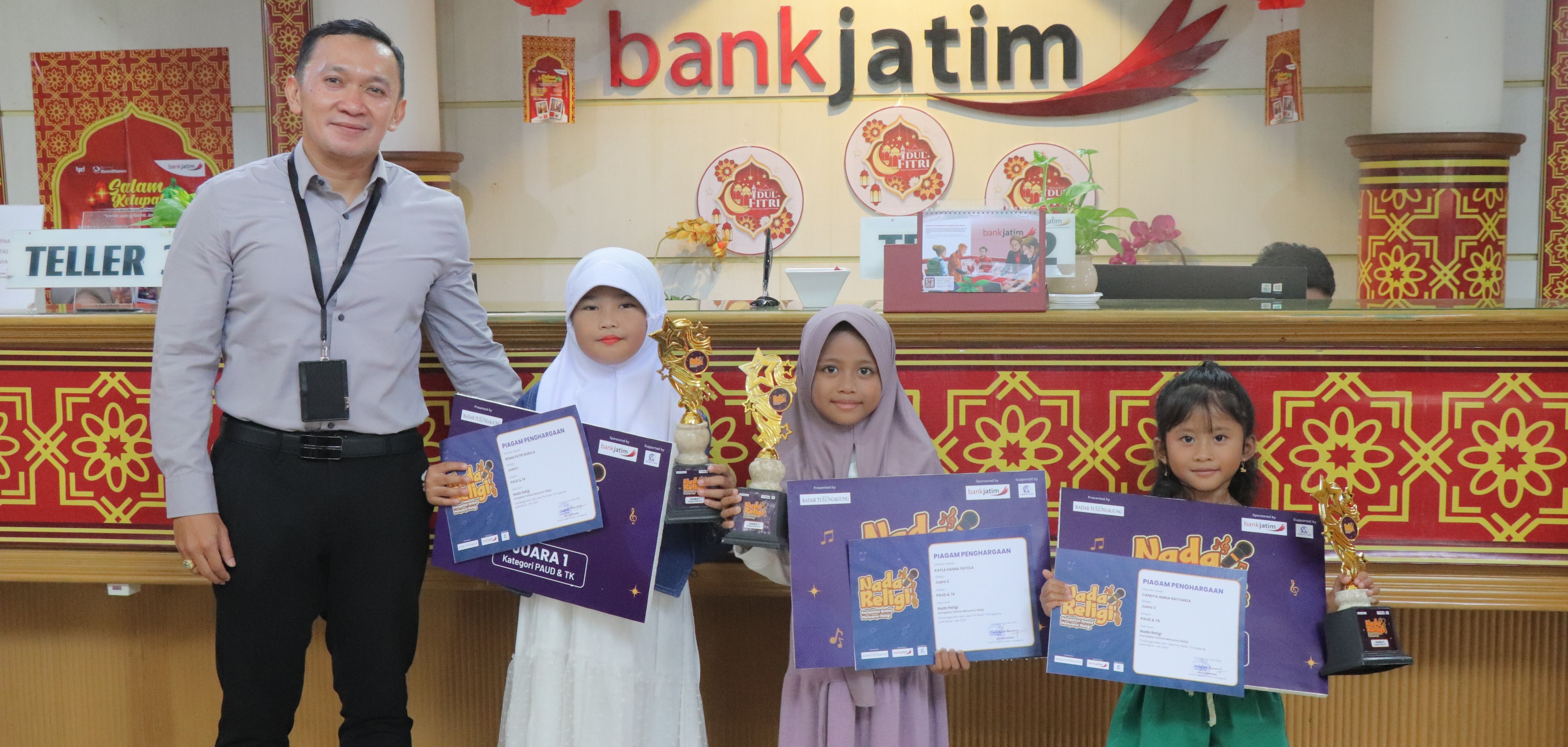 Penyerahan hadiah nada religi dalam kategori PAUD dan TK