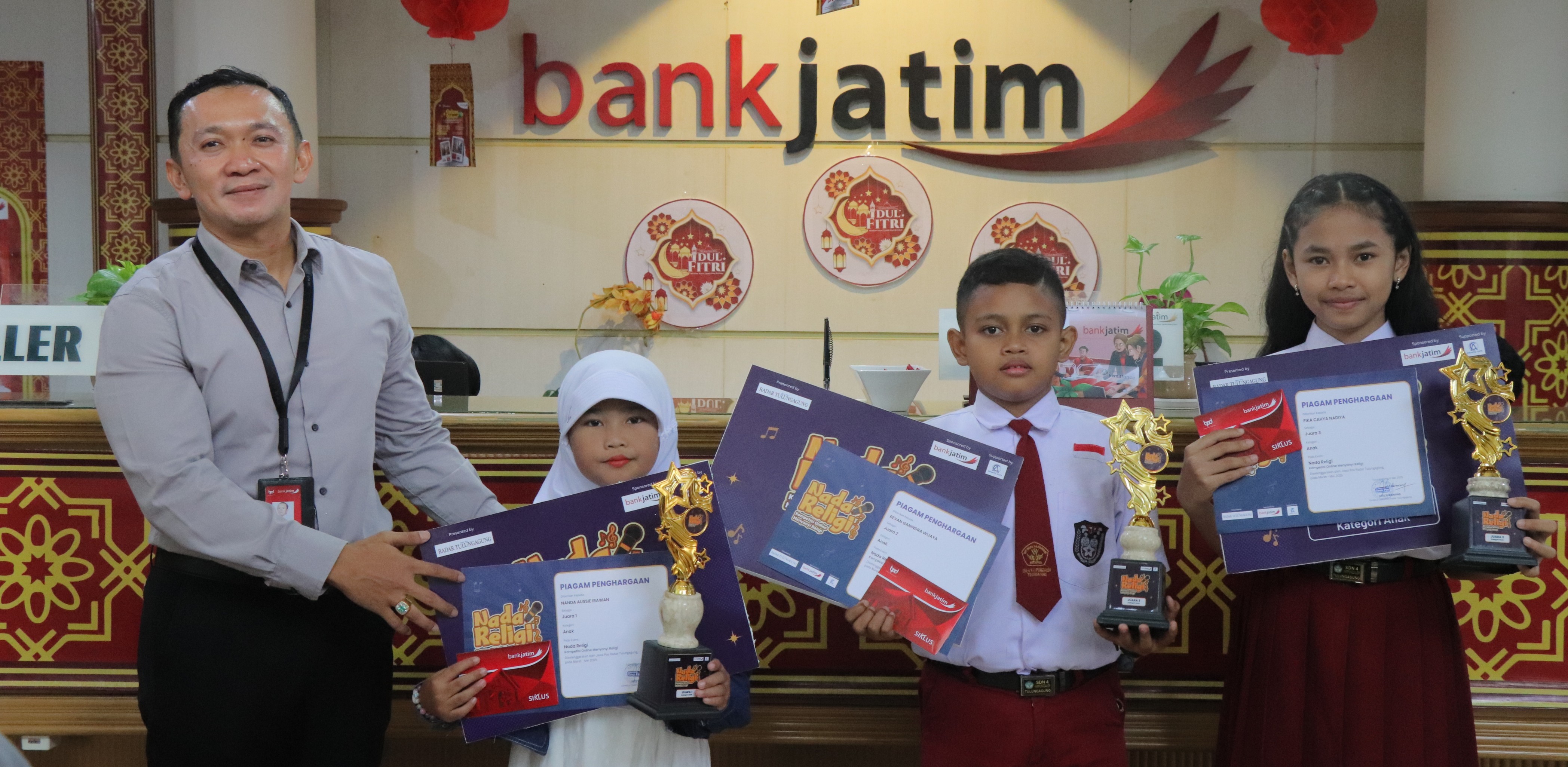 Penyerahan hadiah kepada para pemenang Kategori Anak