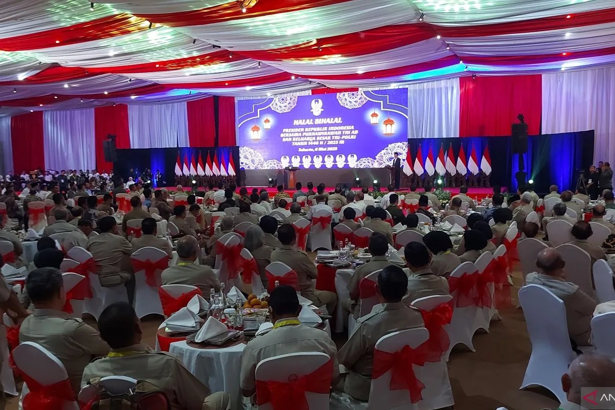 Suasana halal BI halal Presiden RI bersama para purnawirawan TNI AD dan keluarga besar TNI-Polri di Balai Kartini Jakarta, Selasa (6/5/2025).