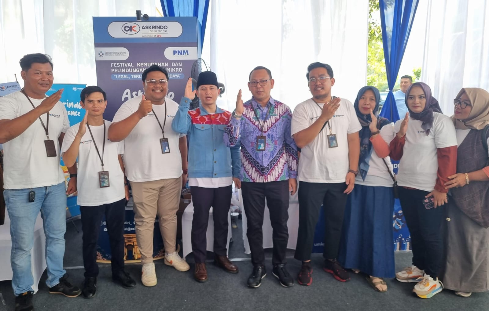 Pimpinan dan staf PT. Askrindo Kantor Cabang Kediri berfoto bersama Bupati Trenggalek Mochamad Nur Arifin. (PT ASKRINDO UNTUK RADAR TULUNGAGUNG)
