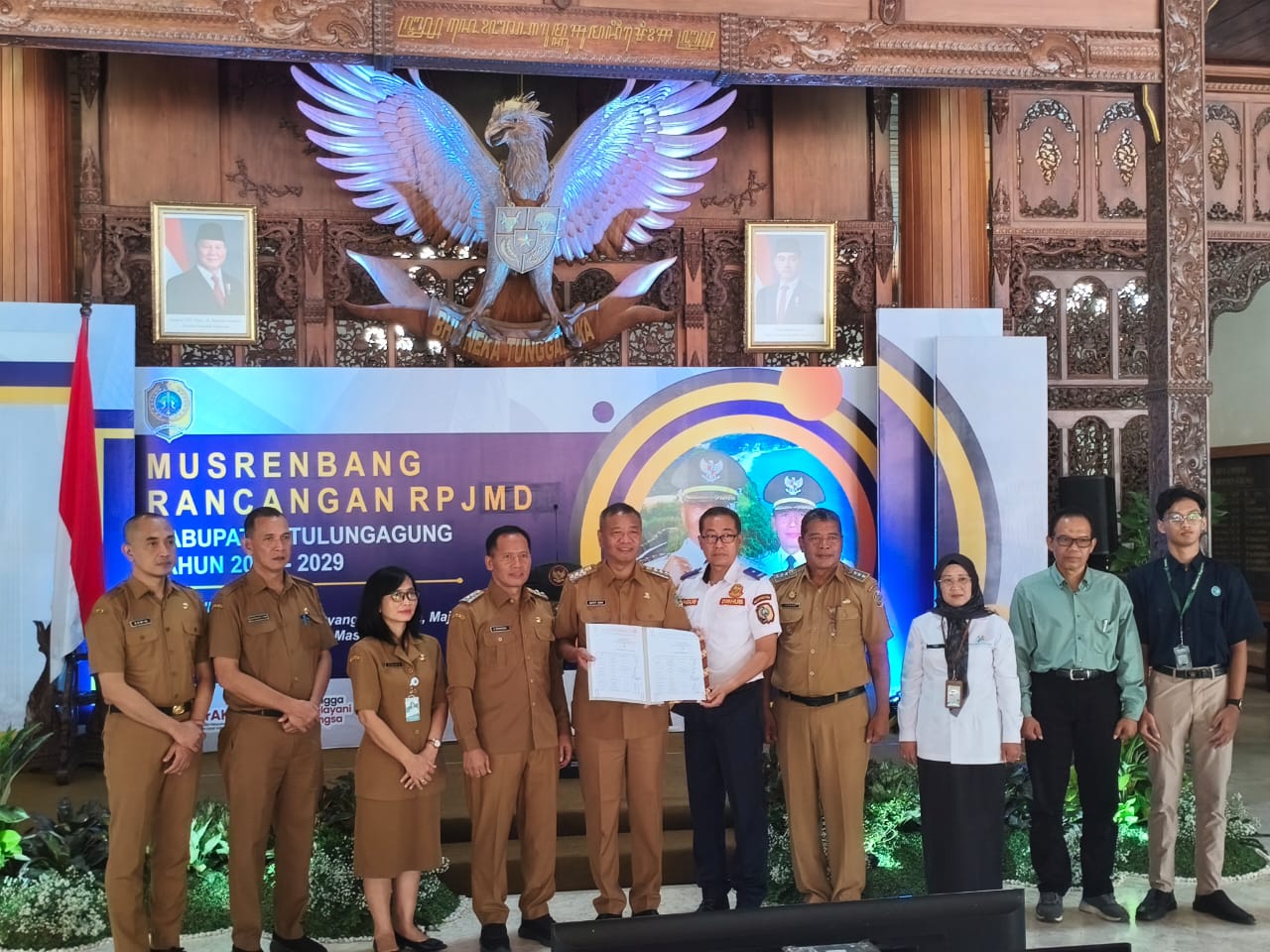 Bupati Tulungagung Gatut Sunu Wibowo (tengah) foto bersama jajaran di musrenbang RPJMD, Selasa (6/5/2025).
