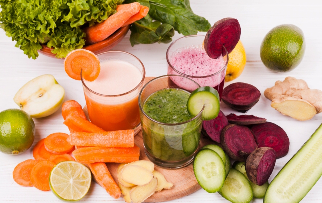 Ilustrasi Minum Jus Sayur Buah (freepik.com)