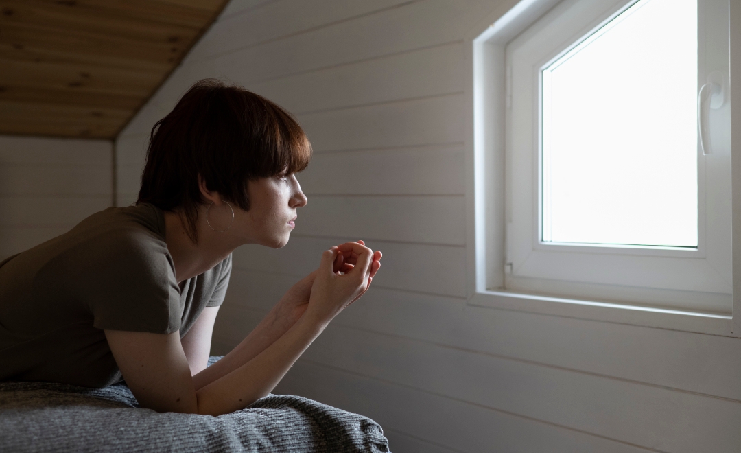 Ilustrasi introvert sendiri saat dirumah (freepik.com)