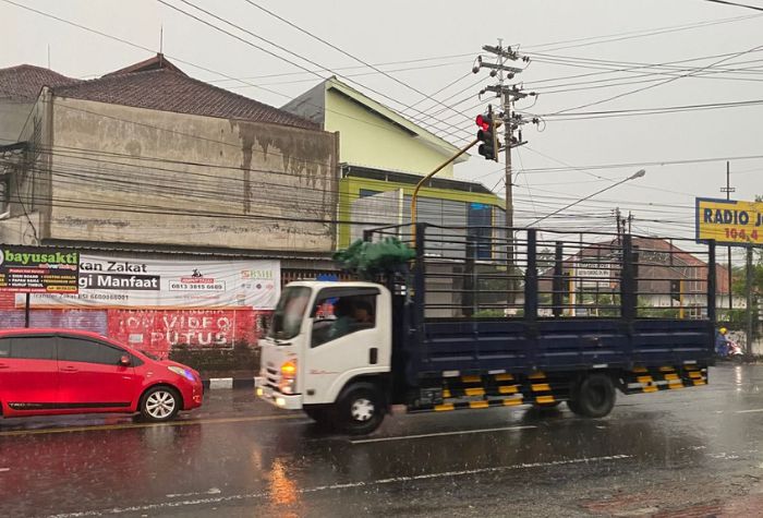 Siapkan jas hujan, wilayah kota Tulungagung diguyur hujan deras