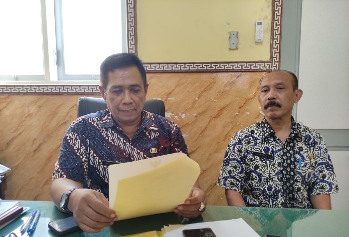 Camat dan Sekcam Kecamatan Campurdarat saat diwawancarai di Kantor Kecamatan Campurdarat Tulungagung