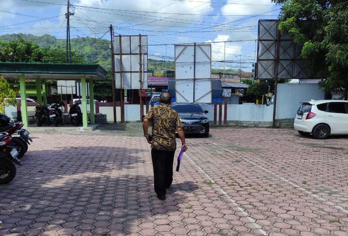 Kades Gamping, Suyono, nampak langsung pergi usai menghadiri acara Koordinasi dan Pembinaan dengan Camat Campurdarat