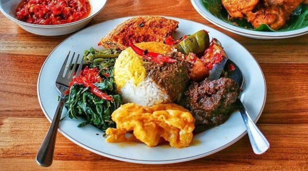 Cara menyantap nasi padang nikmat menggunakan tangan atau sendok @chintia Maharani (pinterest.com)