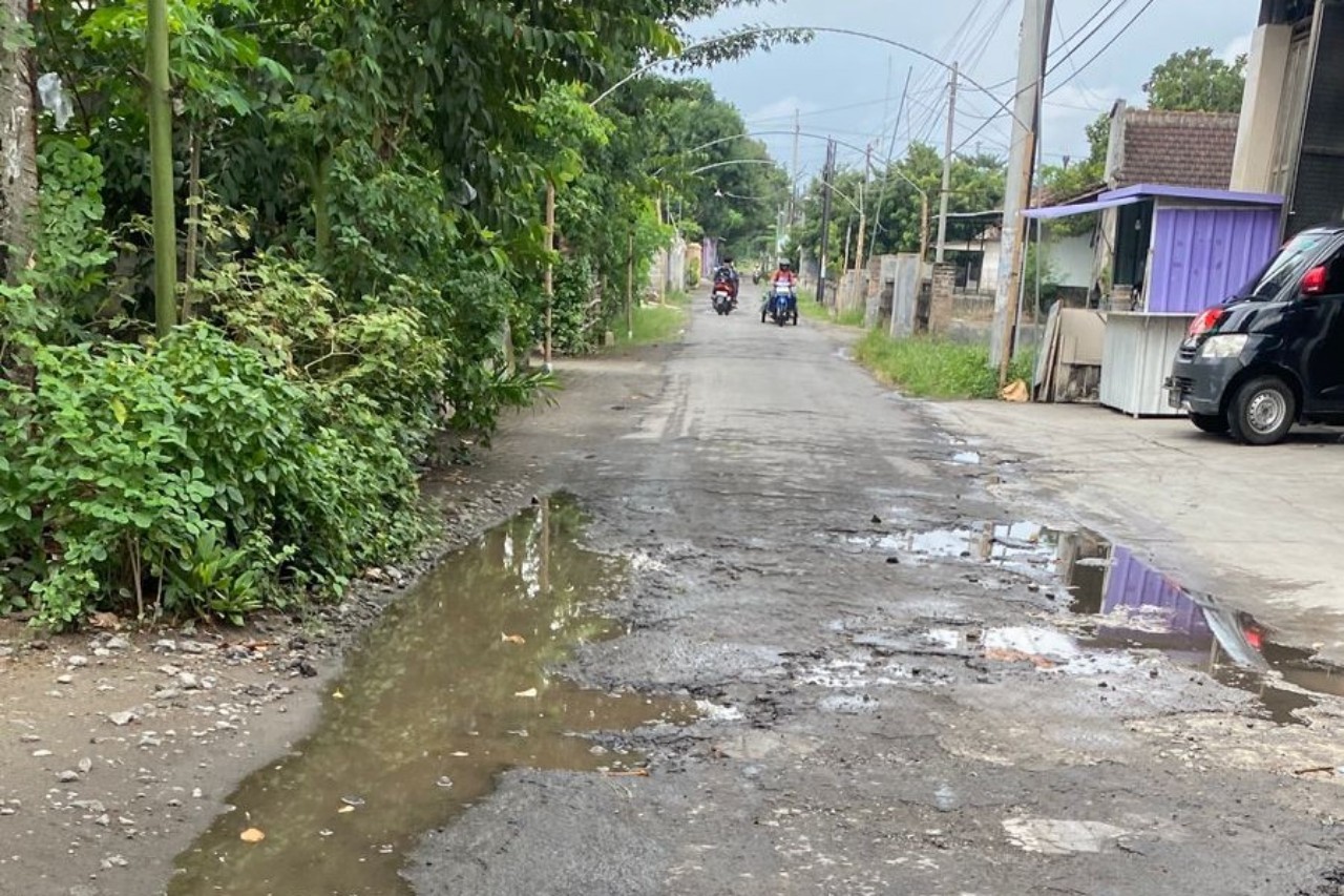 Kondisi salah satu ruas jalan kabupaten di Desa Bendiljati Wetan yang rusak parah. (WARGA UNTUK RADAR TULUNGAGUNG)