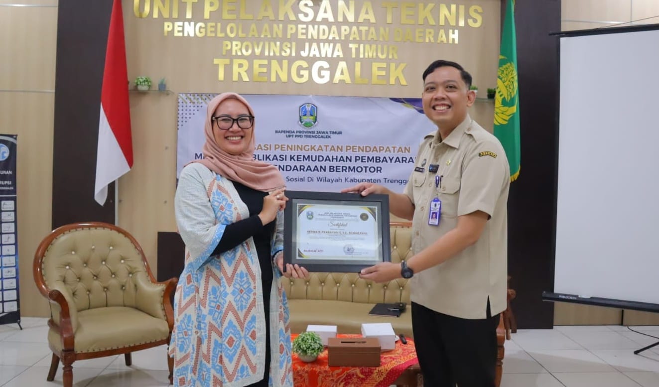 Kepala UPT PPD Trenggalek Yudi K Akbar memberikan cenderamata pada narasumber Herma Prabayanti. (TITIN RATNA/RADAR TRENGGALEK)