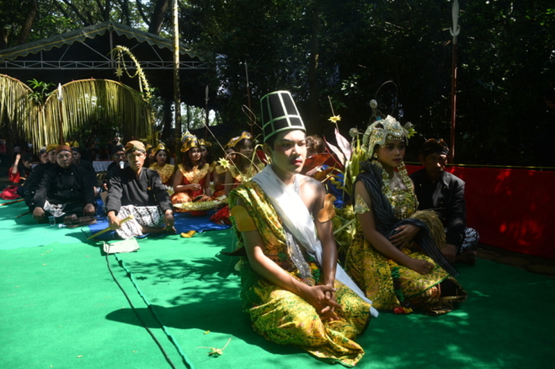 Salah satu proses upacara adat Ulur-Ulur di Telaga Buret, Jumat (9/5).